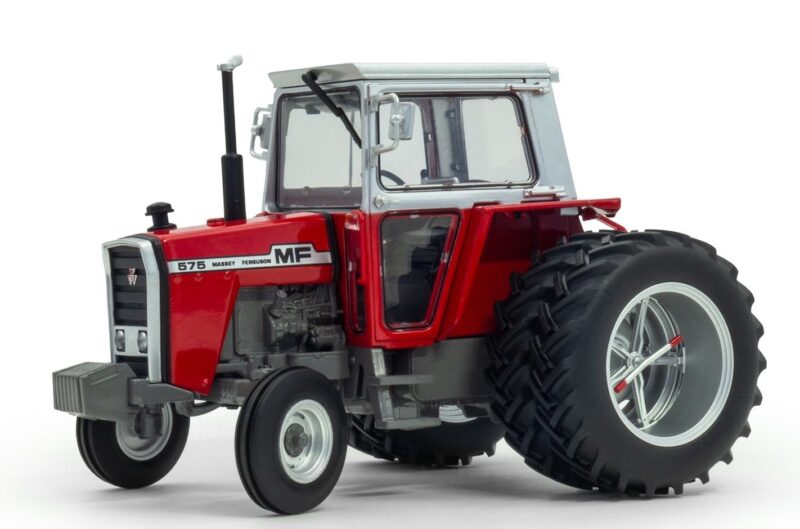 UNIVERSAL HOBBIES MASSEY FERGUSON 575 2WD TRACTOR WITH REAR DUALS 1:32 SCALE