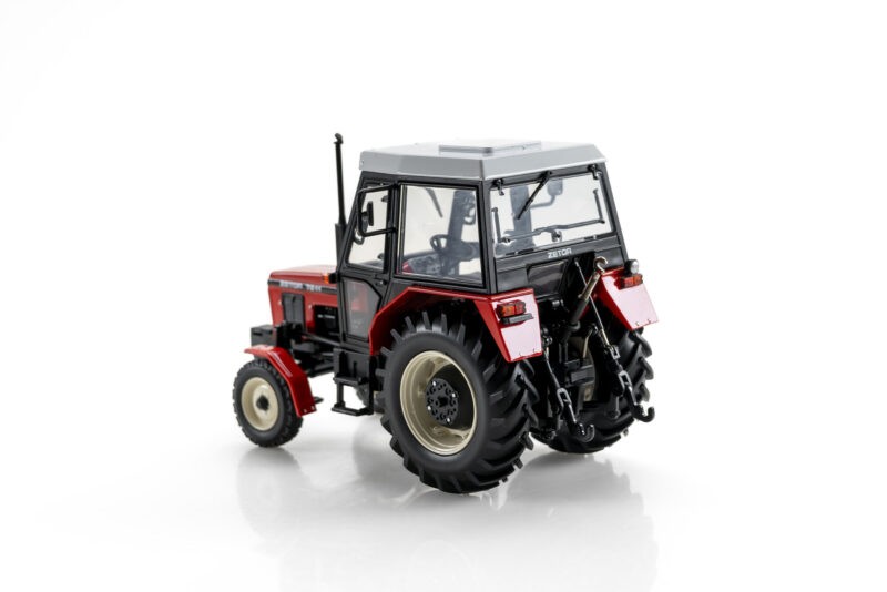 UNIVERSAL HOBBIES ZETOR 7211 2WD TRACTOR 1:32 SCALE - Image 2
