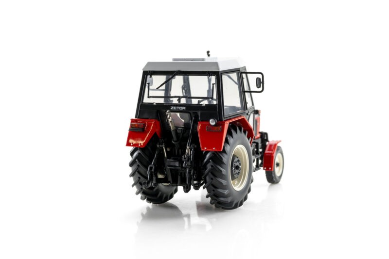 UNIVERSAL HOBBIES ZETOR 7211 2WD TRACTOR 1:32 SCALE - Image 3