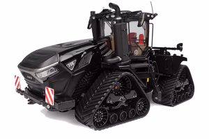 UNIVERSAL HOBBIES CASE QUADTRAC 715 BLACK EDITION 1:32 SCALE