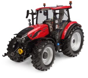 UNIVERSAL HOBBIES CASE IH FARMALL 120C TRACTOR 1:32 SCALE