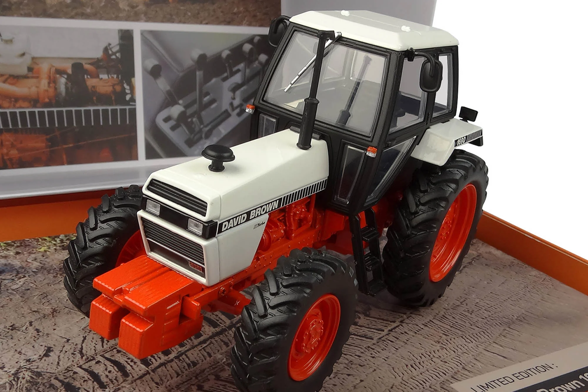 UNIVERSAL HOBBIES DAVID BROWN 1690 TURBO 4WD TRACTOR LTD EDITION 1:32 SCALE - Image 2